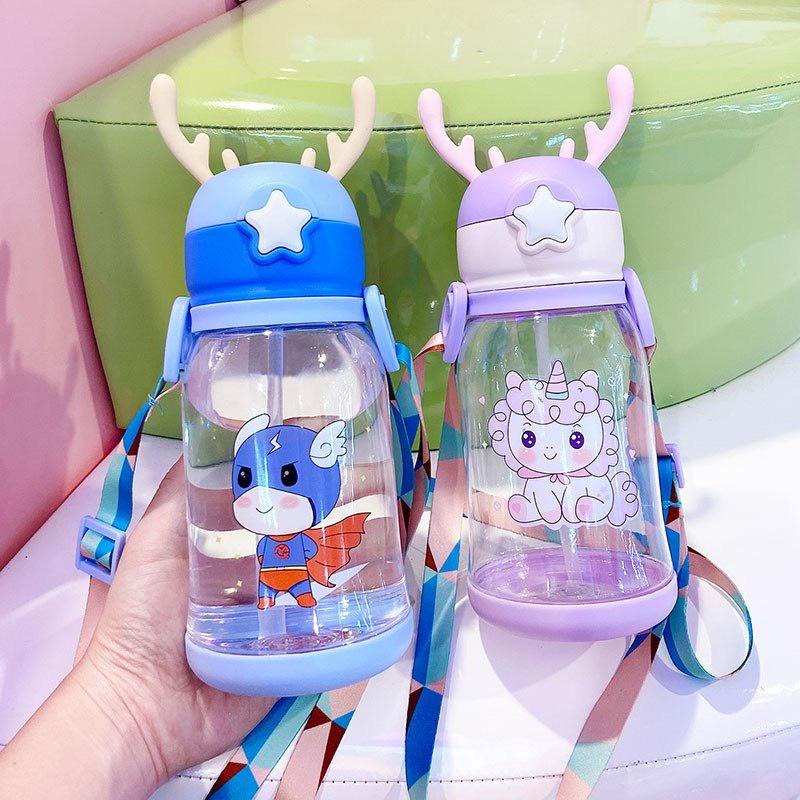 Bình nước đi học 600ml Hươu Hoạt Hình có dây đeo cho bé
