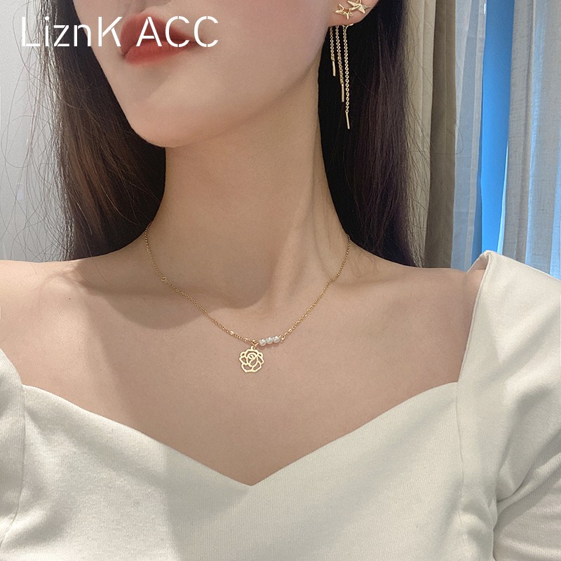 Vòng cổ Thép Titan Mặt Hoa Hồng Đính Ngọc Trai Nhân Tạo Thời Trang