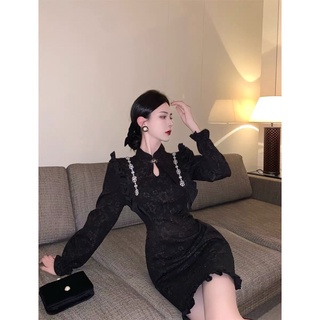 Đầm đen cổ sườn xám tay bồng