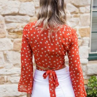 Áo crop top hoa buộc dây
