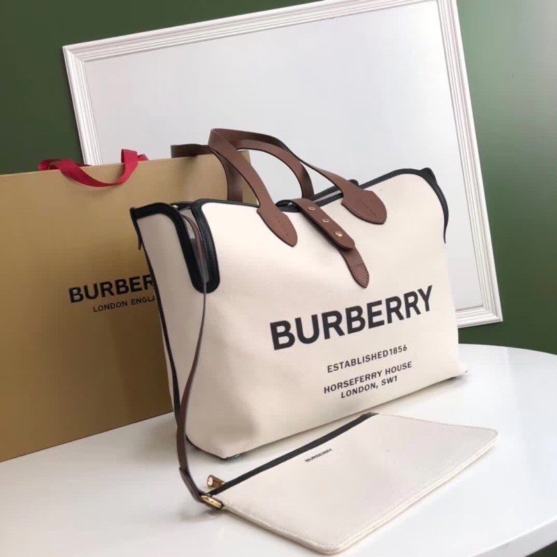 túi mua sắm được làm từ vải cotton và da dẻo burberry