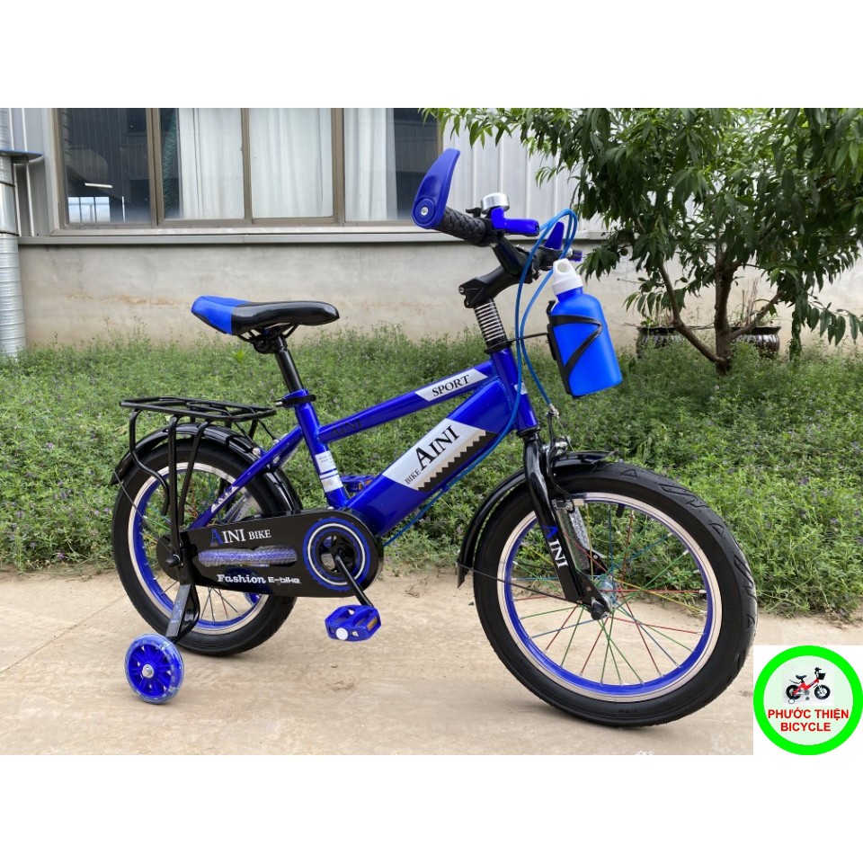 Xe đạp trẻ em dành cho bé trai từ 3-5 tuổi. Cứng cáp và An toàn, có bánh phụ giúp bé tập xe dễ dàng hơn.