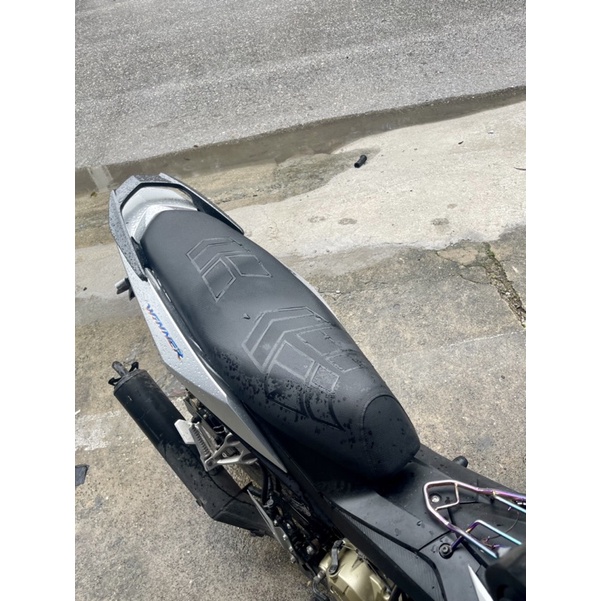 Da yên xương cá 6D, da yên SPARK co dãn 4 chiều. Dùng cho hầu hết các dòng xe số