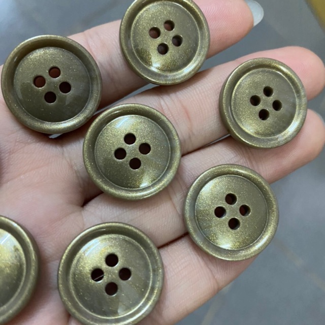Nút 4 lỗ bóng vàng nhũ bảng 2cm