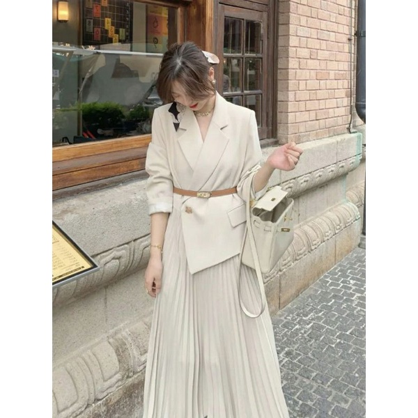 Váy đầm cổ vest dáng xếp ly dài phong cách cổ điển vintage.