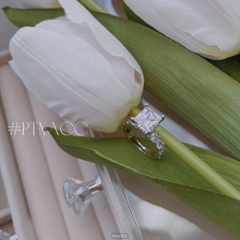 ᴾᵀᴺᵃᶜᶜ Nhẫn xi bạch kim soàn paguet vuông . N9812VACX