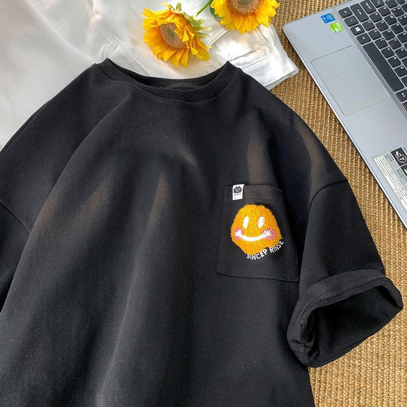 Áo Thun Nam Nữ Hàn Quốc Mặt Cười Túi Ngực Vải Dày Mịn Thoáng Mát Thiết Kế Thời Trang Kiểu Dáng Năng Động Trẻ Trung