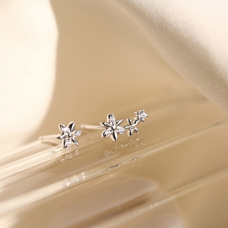 Khuyên tai bạc 925 nụ cọc cạch 1 bên 3 hoa 1 bên 1 hoa xinh xắn độc lạ Dế Bạc - K5840