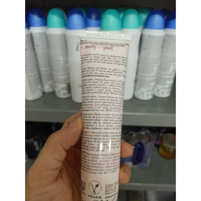Kem đánh răng thiên nhiên Love Beauty And Planet  mùi hoa hồng 75ml/Tuýp