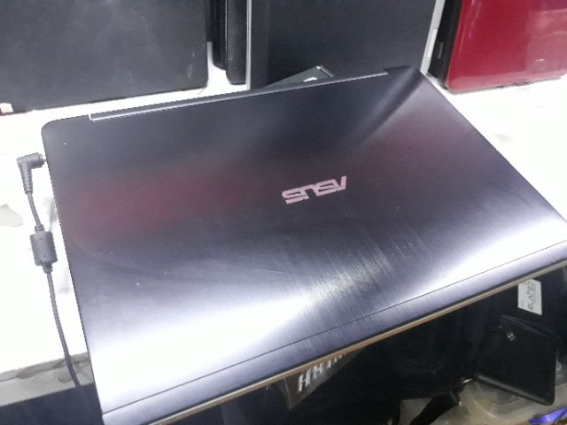 Laptop asus i3 TH4/4GB/500GB/ SSD 120 GB