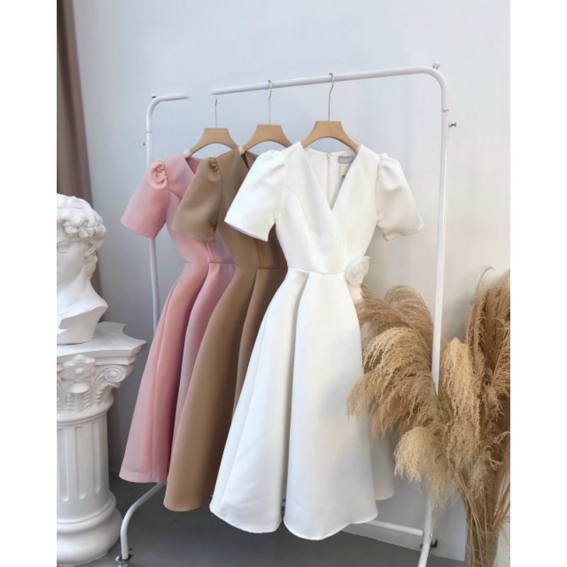 HÀNG CAO CẤP CÓ SIZE_ ĐẦM MIDI CỔ TIM TAFTA KÈM HOA