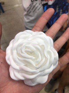 Hoa vải cài áo .