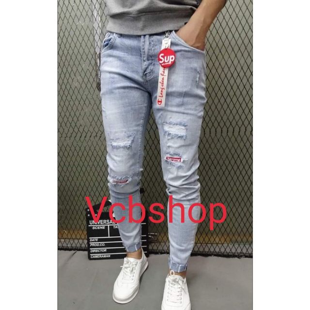 Quần jean nam mẫu rách phối chữ đỏ không kèm phụ kiện có size đại nha khách 2000