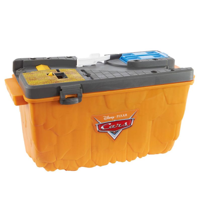 Đường đua Disney Radiator Springs với 2 xe Disney, trạm, núi, chỗ đậu xe,..