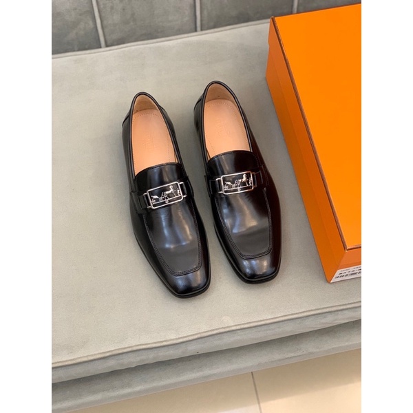 Giày tây lười nam Hermes da thật cao cấp thiết kế gắm logo thương hiệu kim loại chất liệu da bò lót trong.
