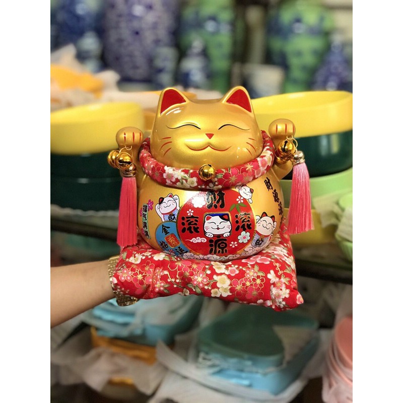 Mèo Thần Tài đỏ giơ 2 tay-Đa Phú Quý 18cm kèm thảm | BigBuy360 - bigbuy360.vn