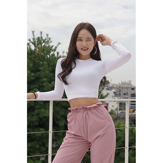 Áo tay dài Croptop mềm mịn co dãn tốt.