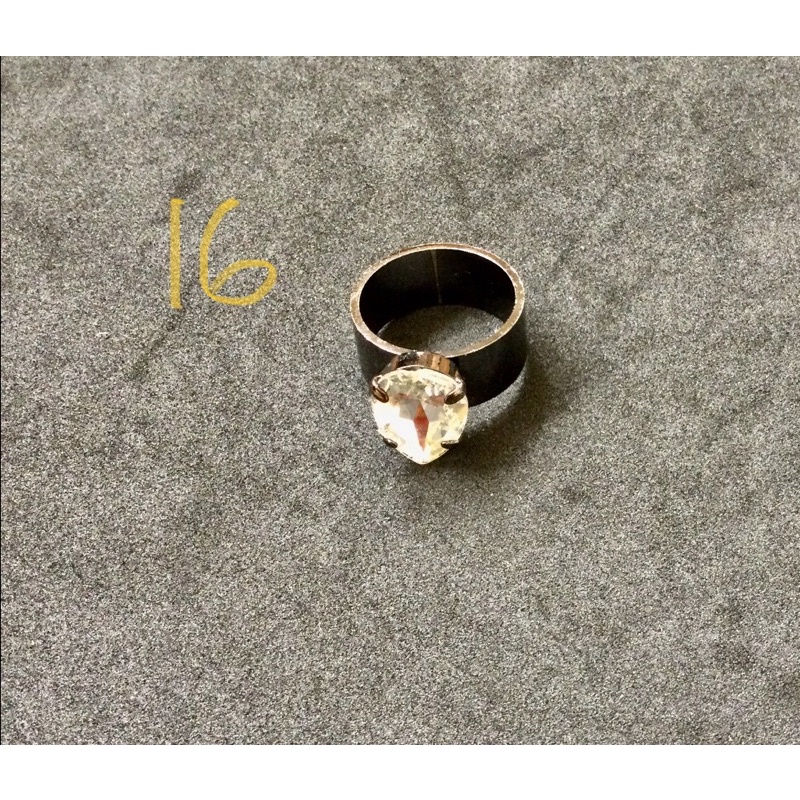 Nhẫn đính hạt độc đáo