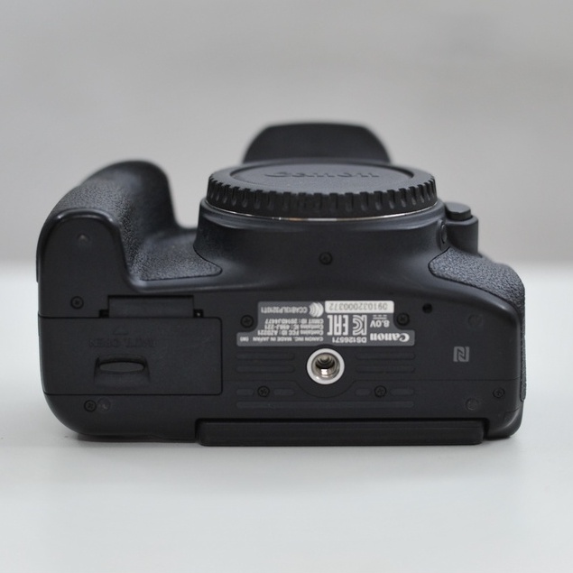 Bộ máy ảnh Canon EOS 750D kèm ống kính Canon EF-S 18-55mm STM