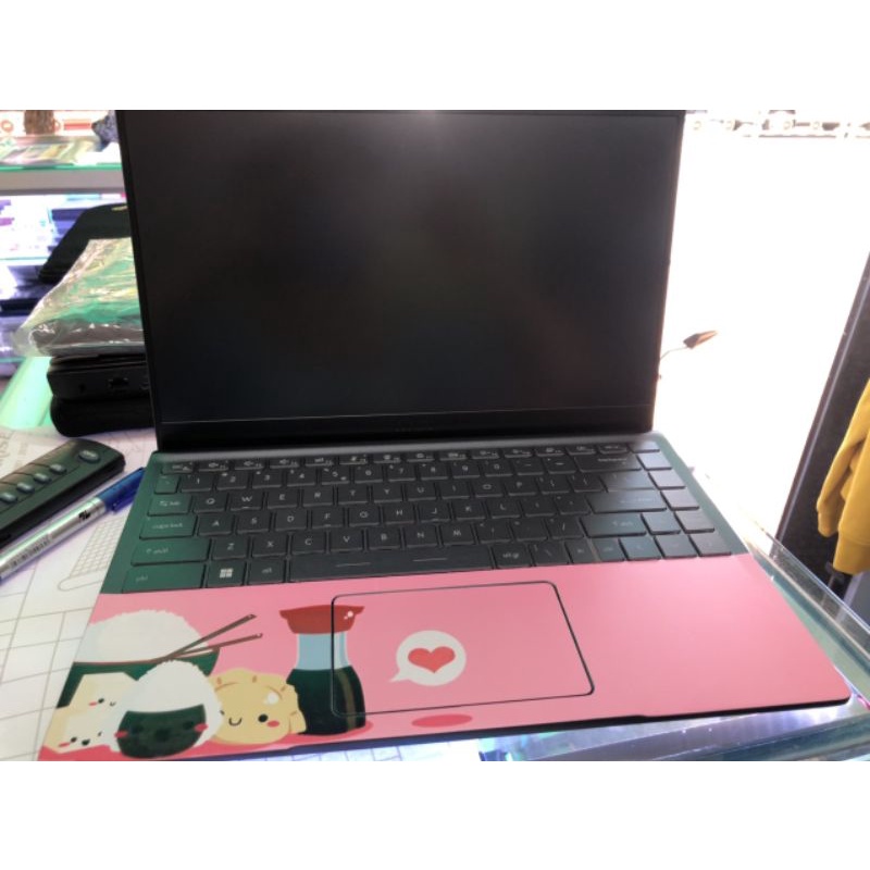 Skin Laptop, in skin trang trí laptop theo yêu cầu , mực UV không bay màu, không cán màng, khôg làm nóng máy