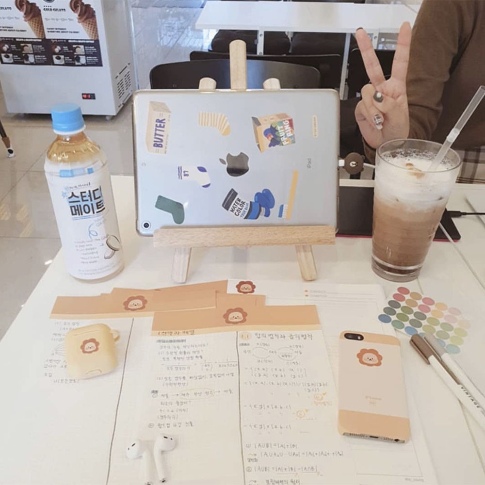 Giá đỡ bằng gỗ hình tam giác có thể gập lại cho điện thoại/ máy tính bảng