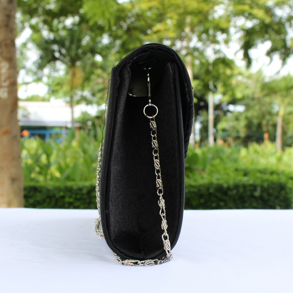 Clutch V Cầm Tay Khóa Bấm Màu Đen  STG
