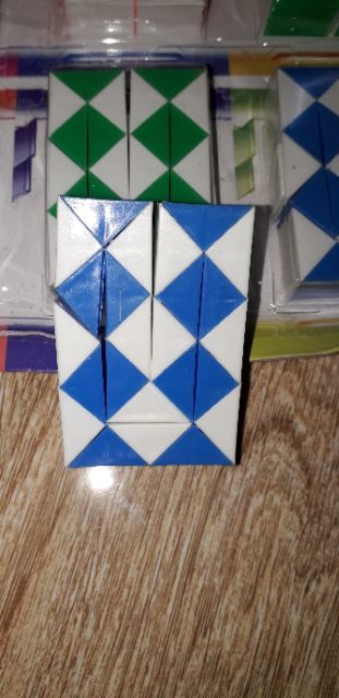 Một cái rubik dài loại nhỏ 24 ô bằng nhựa