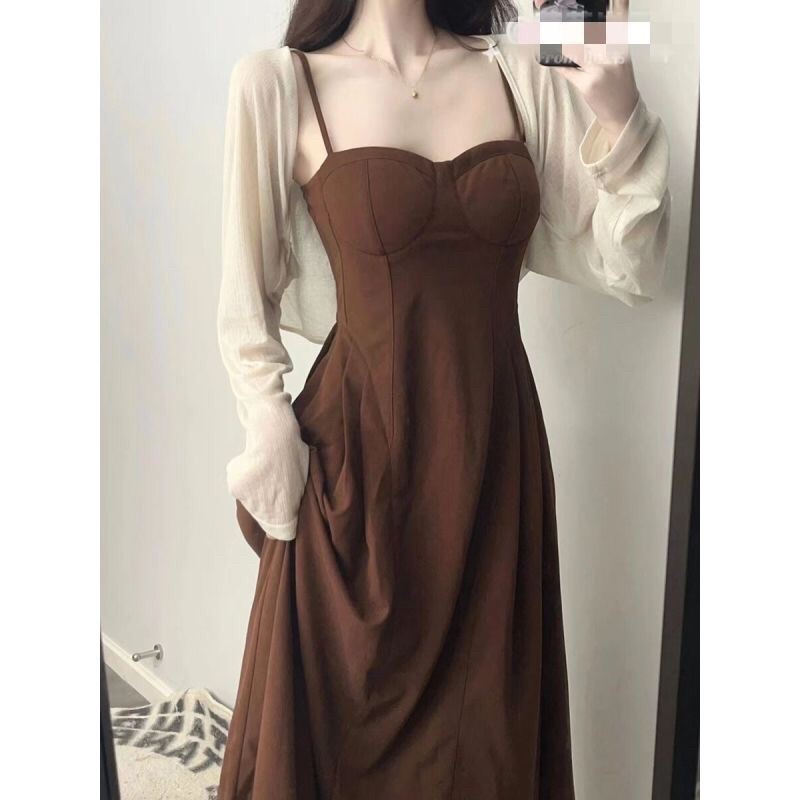 Set váy 2 dây nâu xoè cup ngực dáng dài và áo khoác trắng mỏng croptop