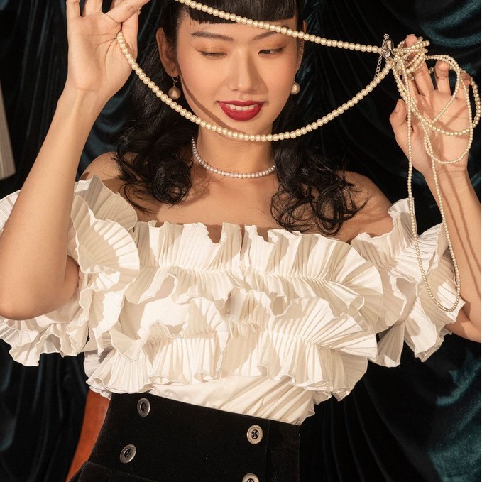 Áo trắng trễ vai bèo dập ly xinh xắn