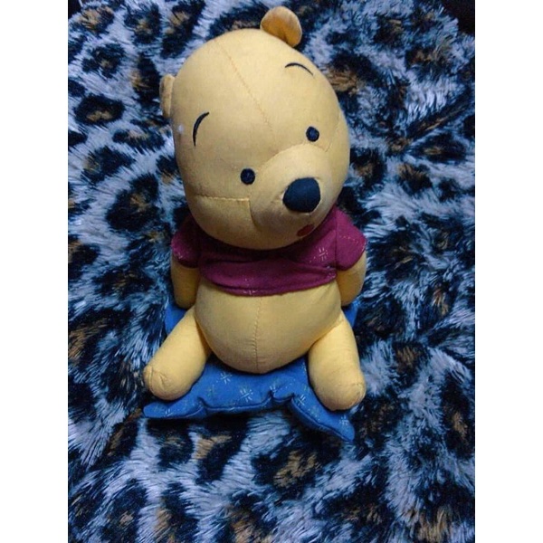 Gấu bông Pooh ngồi thảm