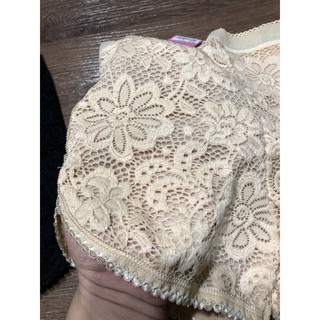 Quần đùi mặc váy ren hoa cúc