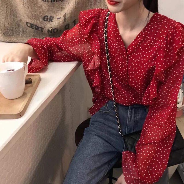 Áo đỏ chấm bi