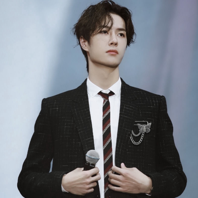 Ghim cài áo phối chuỗi xích và bướm thời trang sang trọng