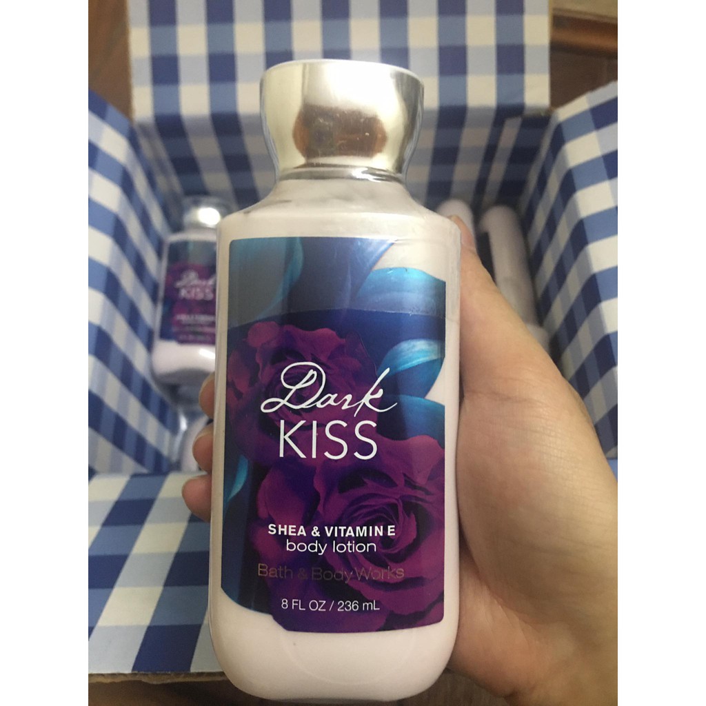 🌺🌺HOT SALE🌺🌺 Lotion Dưỡng Thể Bath & Body Works - Dark Kiss 236ml Từ Mỹ | BigBuy360 - bigbuy360.vn