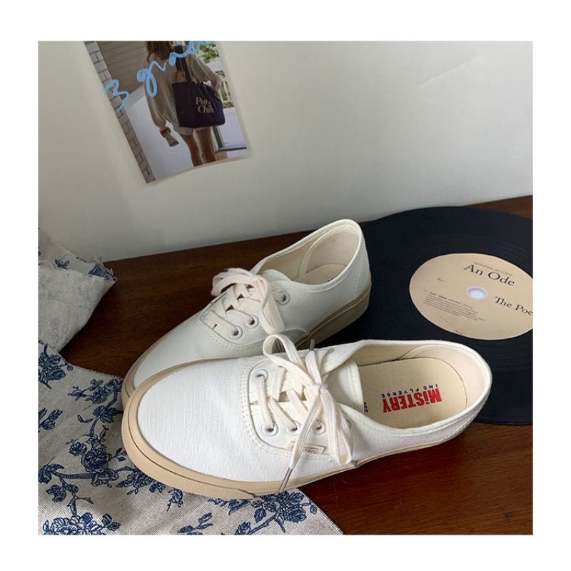 Giày thể thao nữ đế bằng màu be, màu sắc vintage