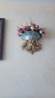 Lọ hoa kèm hoa gắn tường