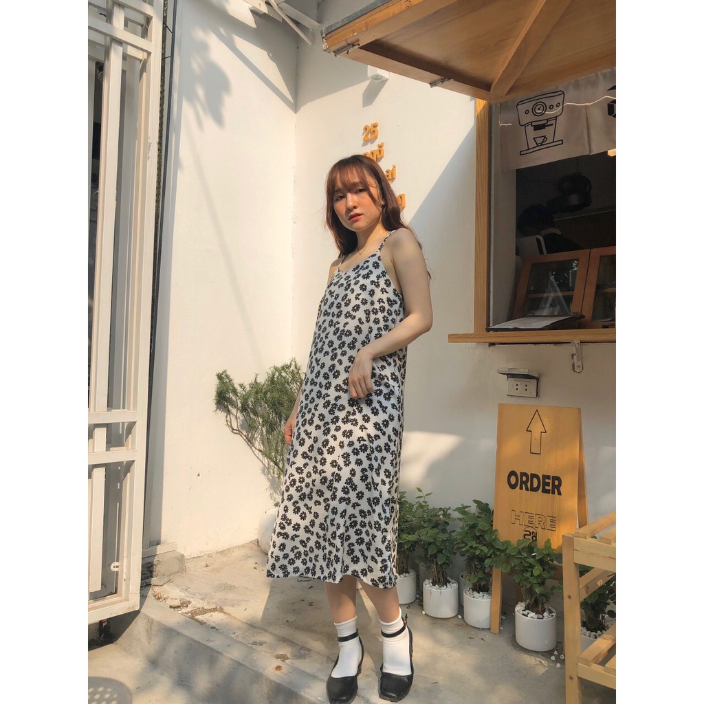 ĐẦM MIDI DÁNG SUÔNG HOA CÚC NỮ TÍM ĐEN TRẮNG - VÁY 2 DÂY ĐŨI MAXI XẺ TÀ HOẠ TIẾT HOA NHÍ DÁNG DÀI ĐI BIỂN HOT | BigBuy360 - bigbuy360.vn