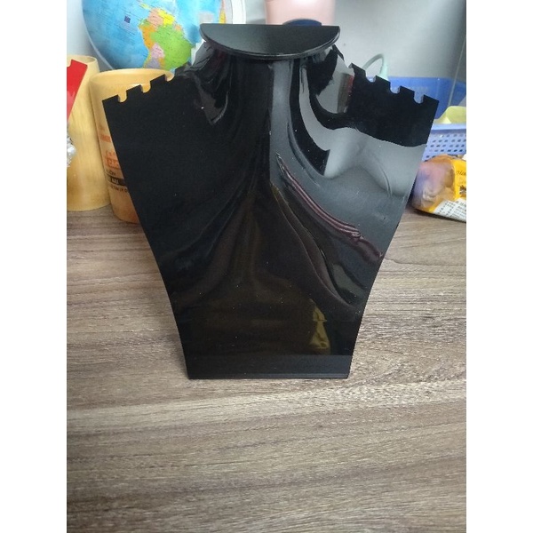Cổ trưng bày đây chuyền bằng mica