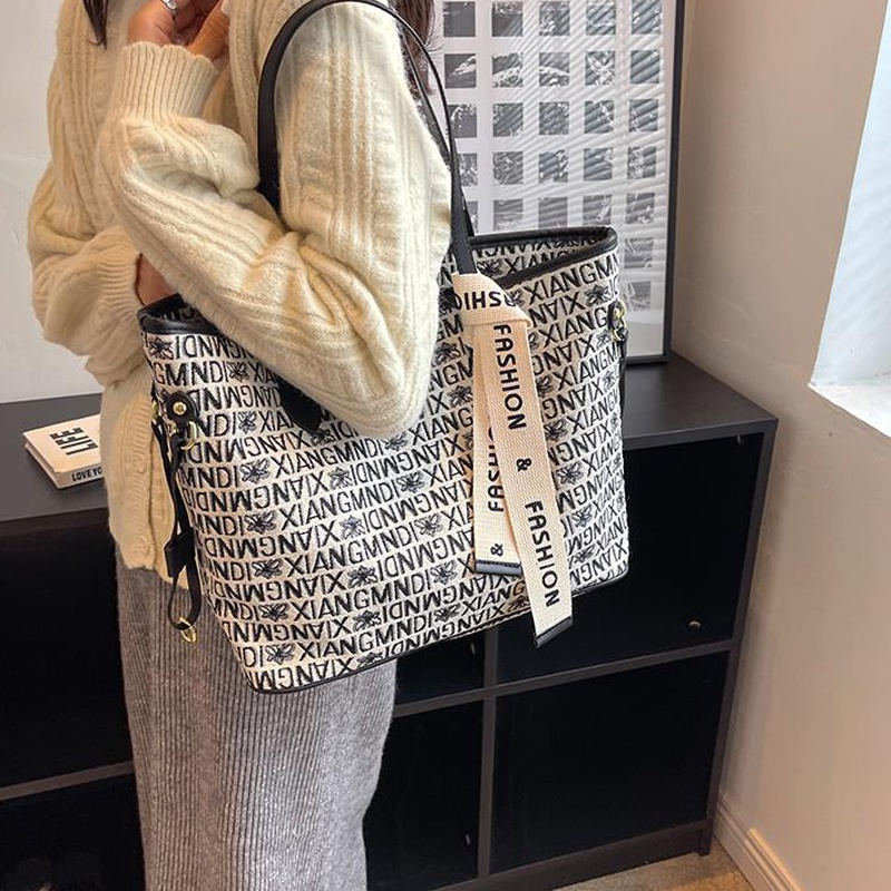 Túi tote IELGY đeo vai phong cách học sinh phổ biến dễ phối đồ cho nữ