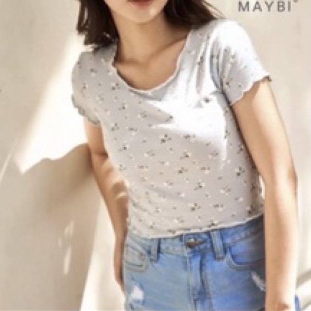 Áo croptop viền lai hoa nhí maybi newtag