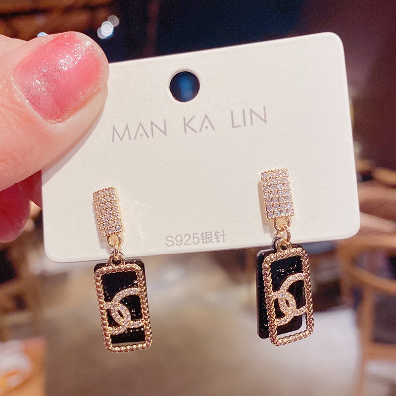 Bông Tai Chữ C Màu Bạc Thời Trang Sang Trọng Cho Nữ