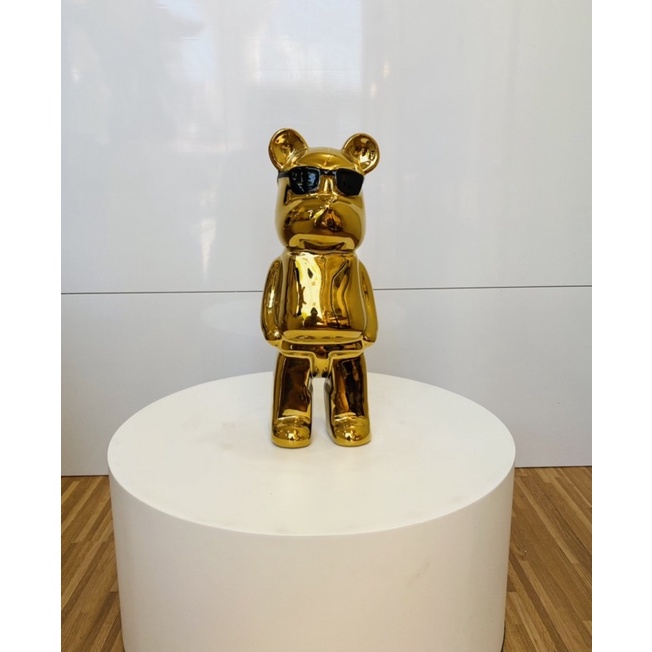 Gấu Bearbrick mô hình trang trí nhà sang trọng.