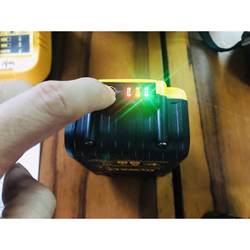 Máy vặn vít và siết mở bulong DeWALT 20V siêu mạnh mô tơ từ full phụ kiện 2022 new 100%