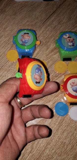 Sét 4 cái mô hình bắn đĩa đeo tay bằng nhựa