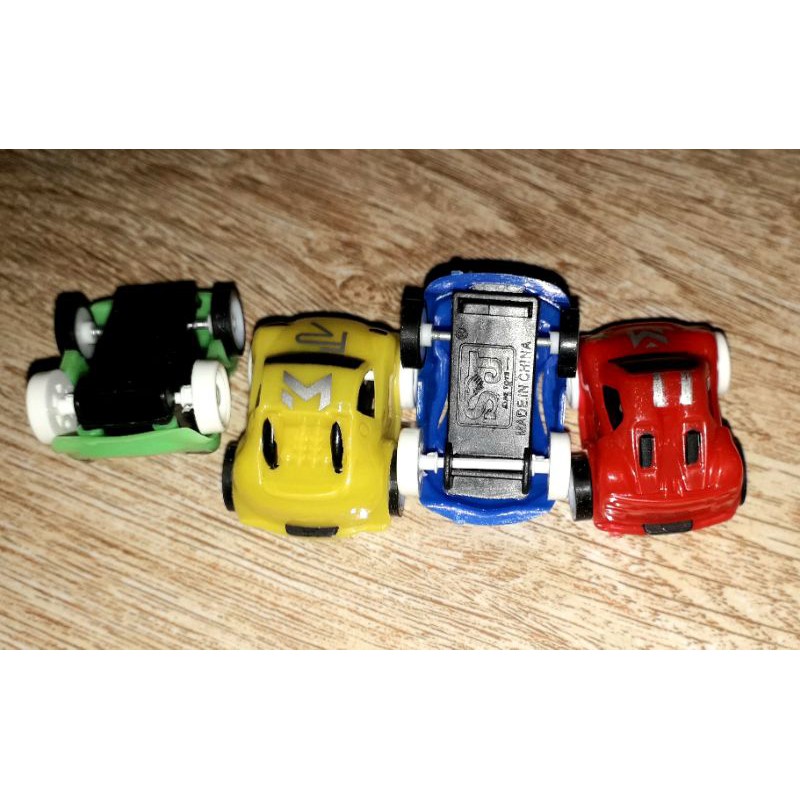 Một chiếc xe ô tô mini chạy chớn bằng nhựa rất ngầu