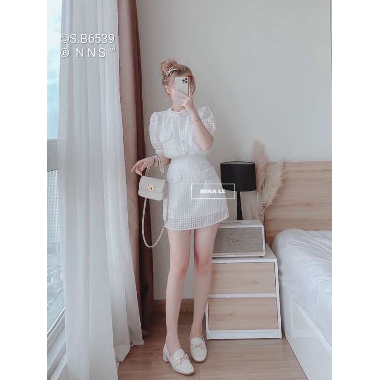 SIÊU PHẨM SÉT ÁO NẮP TÚI PHỐI CHÂN VÁY KÈM QUẦN PHỐI NÚT SANG CHẢNH MÀU TRẮNG TINH KHÔI CỰC XINH CÓ LÀM ANH LO LẮNG NH H
