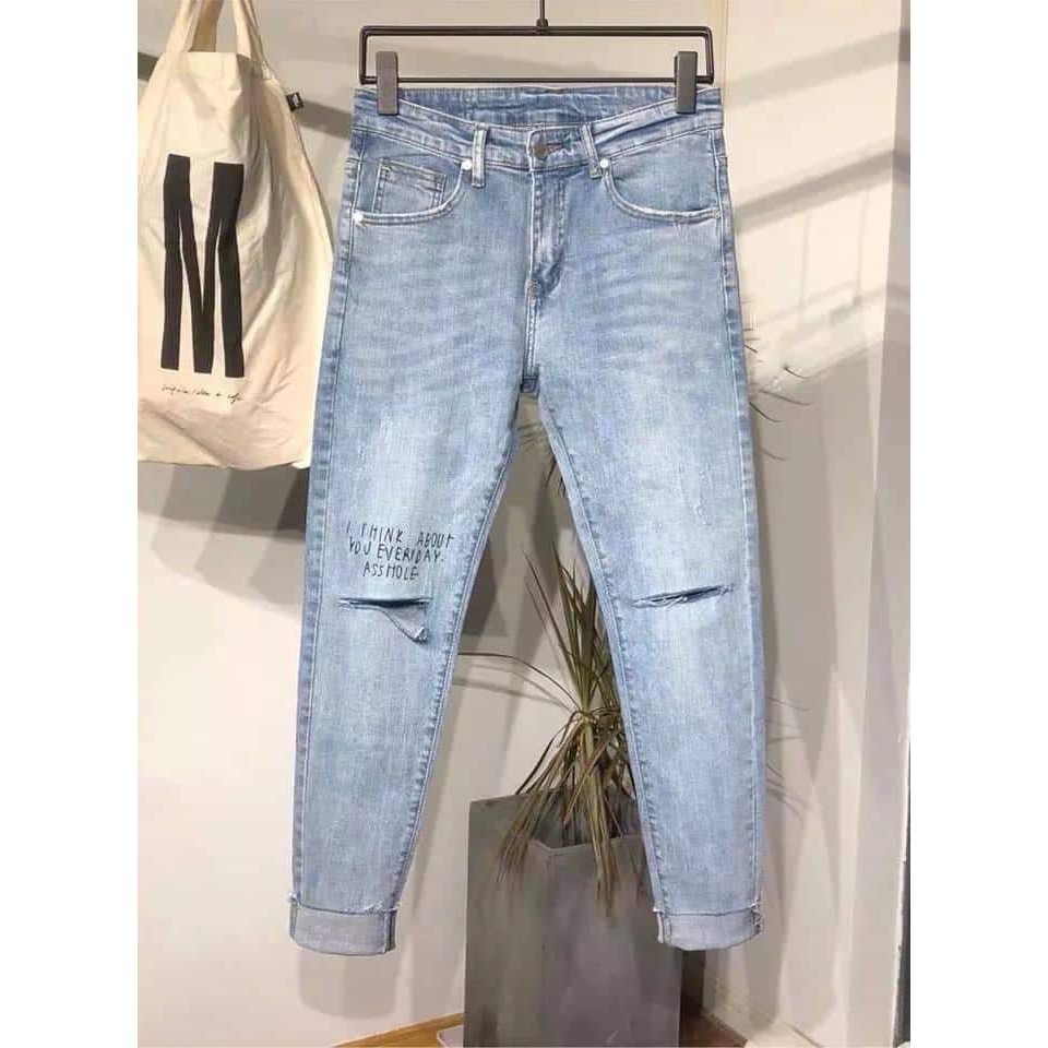 Quần jean nam màu xanh dương rách gối in chữ vải dày cầm nặng tay mã 9600 | BigBuy360 - bigbuy360.vn