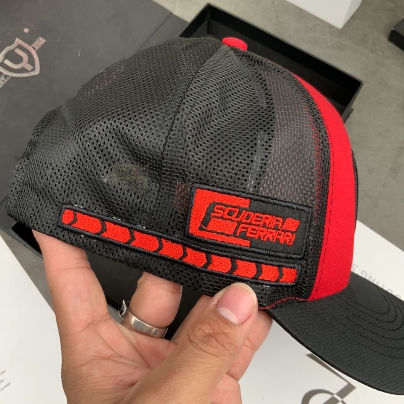 Nón Kết Ferrari Mạc Đỏ Full Tem Khoá Dán Thời Trang Nam Nữ