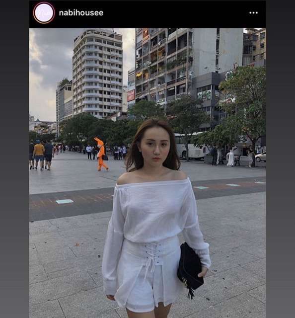 Jumpsuit trắng, hở vai