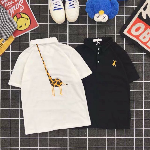 Áo thun unisex cổ sơ mi hình hươu cao cổ dễ thương có 2 màu trắng và đen nam nữ đều mặc được